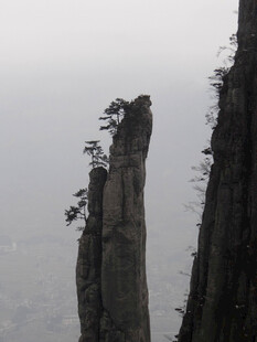恩施云雾中耸立的奇特山峰