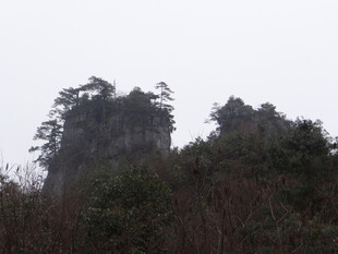 恩施云雾中的峻峭山景