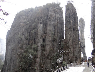 恩施奇峰林立的壮丽山景