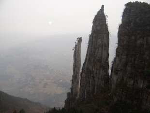 恩施奇峰耸立的壮丽山景