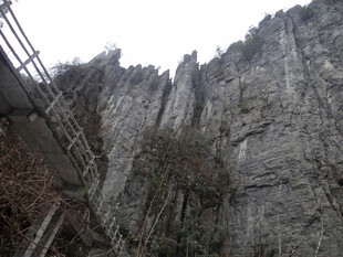 恩施陡峭山壁旁的悬空栈道