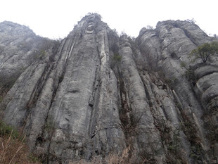 恩施陡峭嶙峋的灰白岩石山峰