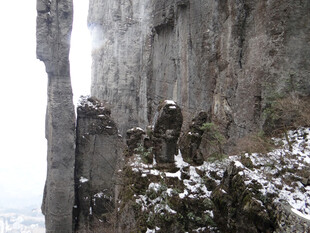 恩施雪覆峭壁上的坚毅身影