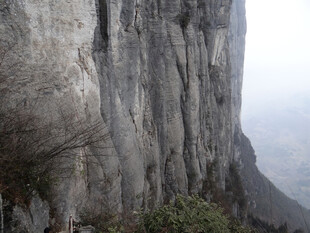 恩施陡峭绝壁 隐于雾霭之间