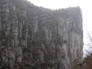 恩施陡峭险峻的灰色悬崖峭壁