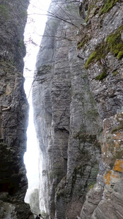 恩施狭窄峡谷间的一线天光