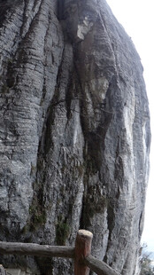 恩施陡峭岩壁旁的木质护栏