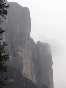 恩施云雾缭绕的巍峨山峰