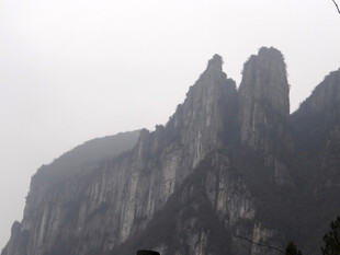 恩施云雾缭绕的巍峨山峰