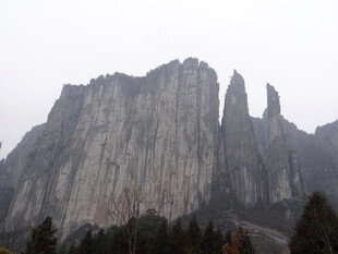 恩施巍峨壮丽的险峻山峰