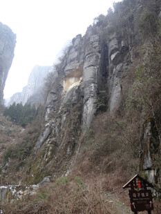 恩施山间峭壁旁的古朴小屋