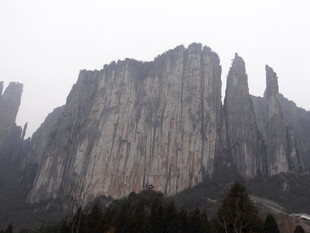 恩施巍峨壮观的奇特山峰