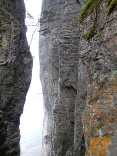 恩施峡谷峭壁间的自然奇观
