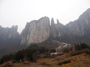 恩施壮丽山峰间蜿蜒道路
