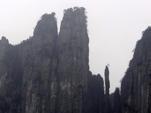 恩施奇峰耸立的壮丽山景