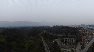 恩施俯瞰山林间的桥梁景观