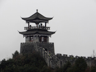 恩施中式塔楼立于城墙之上