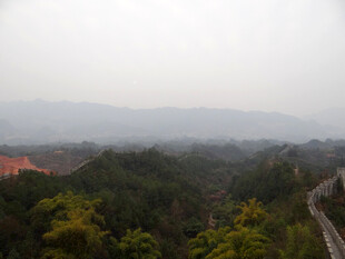 恩施山间景色 隐现红顶建筑