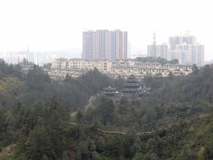 恩施山林间的城市建筑景观