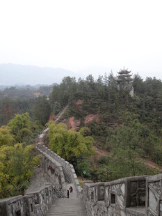 恩施山间石砌长城蜿蜒景色