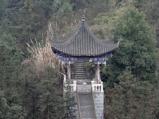 恩施山林中的古朴中式凉亭