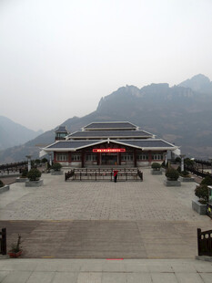 恩施山间宏伟建筑观景平台