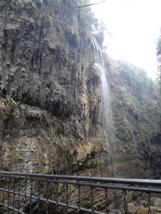 恩施山间瀑布旁的观景栈道