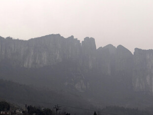 恩施巍峨山峦展雄浑景致
