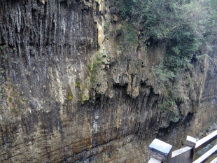 恩施险峻崖壁旁的木质栈道