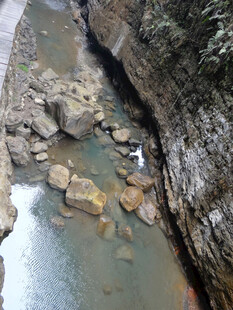 恩施山间溪流与嶙峋怪石