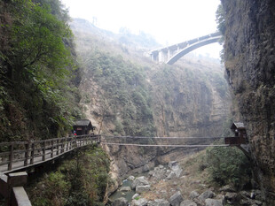 恩施山间栈道与高架桥景观