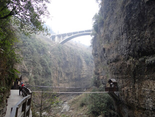 恩施峡谷间的悬索桥与行人