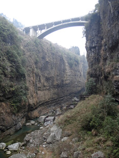 恩施峡谷上的宏伟桥梁