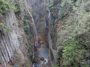 恩施峡谷中的壮丽自然景观