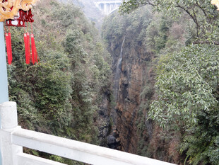 恩施山间峡谷景观 挂红灯笼
