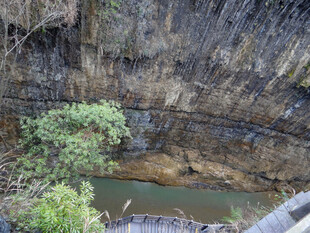 恩施山间深谷中的绿水与植被