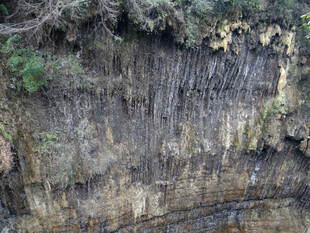 恩施陡峭岩壁 尽显自然风貌