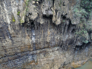 恩施壮观峡谷岩壁景象