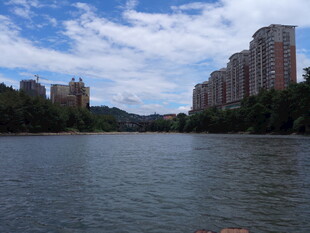 恩施河畔高楼与蓝天白云美景