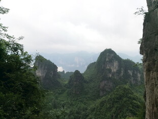 恩施秀丽山峦间的葱郁景致