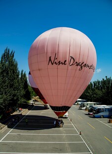 粉色热气球停于户外场地