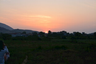 日落时分的田野风光