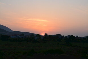 日落时分的田野风光