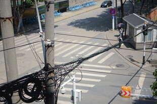 城市街道上方交错的电线