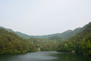 青山环抱中的静谧湖泊