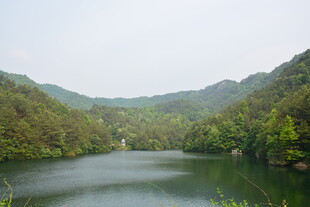 青山环抱的宁静湖泊
