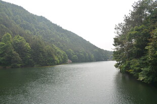 青山环抱的静谧河流