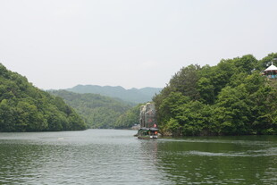 青山绿水间的静谧湖泊