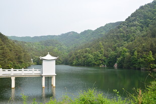 湖畔白亭 青山绿水景致