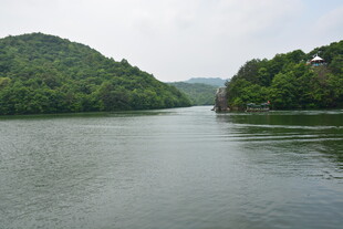 青山环绕的宁静湖水